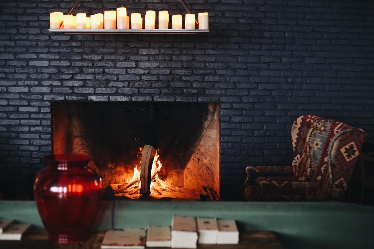 Rooms Hotel Kazbegi Exterior photo A fireplace