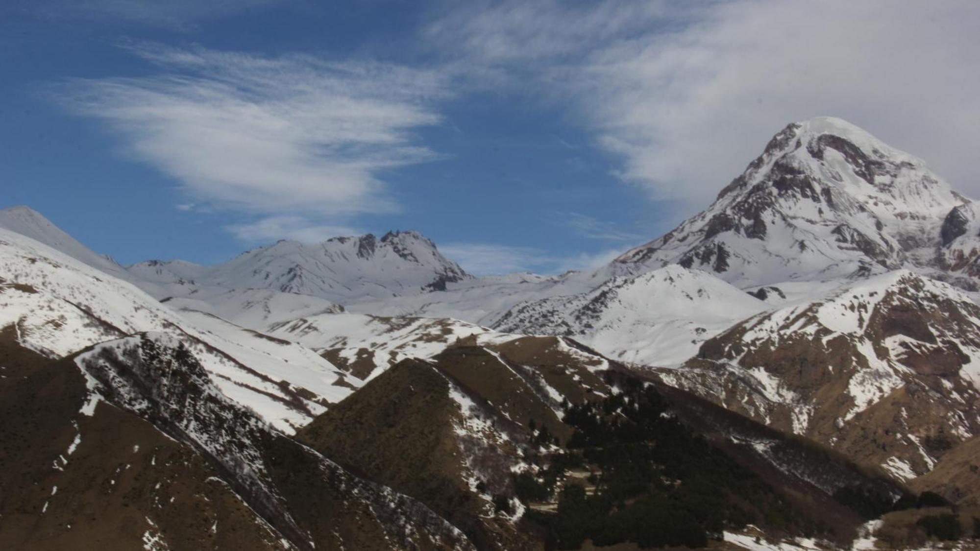 Rooms Hotel Kazbegi Exterior photo The mountain range of the Caucasus