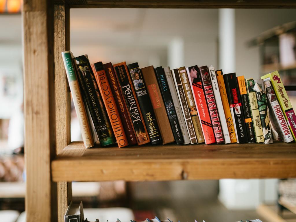 Rooms Hotel Kazbegi Exterior photo Books on a bookshelf