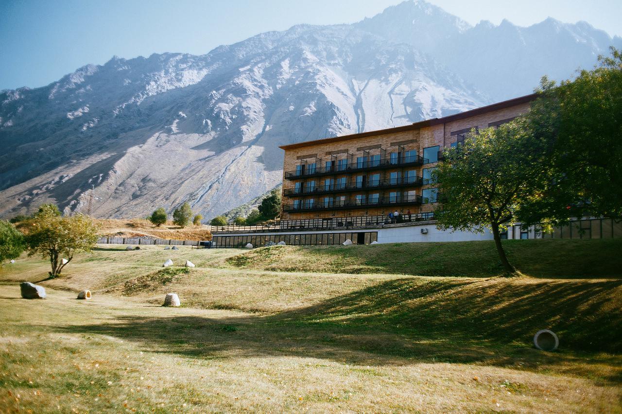 Rooms Hotel Kazbegi Exterior photo The hotel in 1975